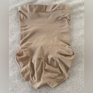 NWT SKIMS Beige Seamless Shapewear Slip